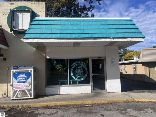 124 Cochlin St, Traverse City, MI, 49686-2954 | Card Image