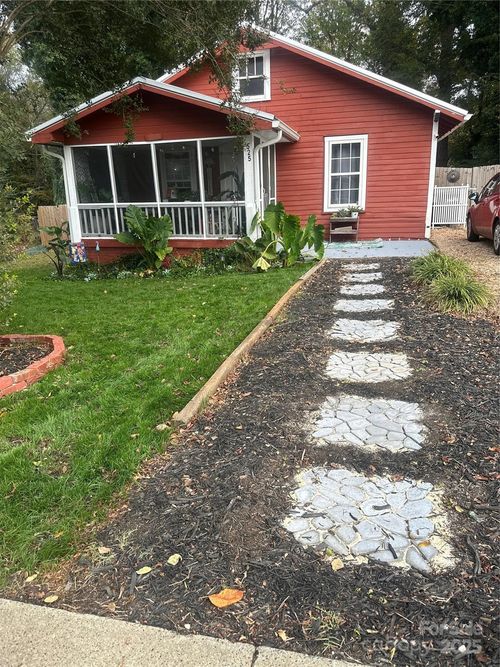 525 Park Dr, Statesville, NC, 28677-4934 | Card Image