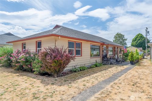 915 17th Ave, Longview, WA, 98632-2306 | Card Image