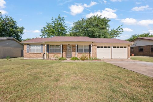808 Thompson Dr, Saginaw, TX, 76179-2643 | Card Image
