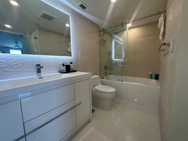 APT-1907 - 2555 Collins Ave, Condo with 2 bedrooms, 2 bathrooms and null parking in Miami Beach FL | Image 9