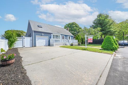 27 Elaine Dr, Sayville, NY, 11782-1105 | Card Image