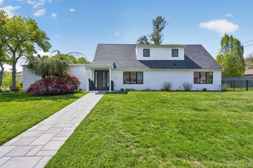 2 Sherwood Ln, Roslyn Heights, NY, 11577-2511 | Card Image