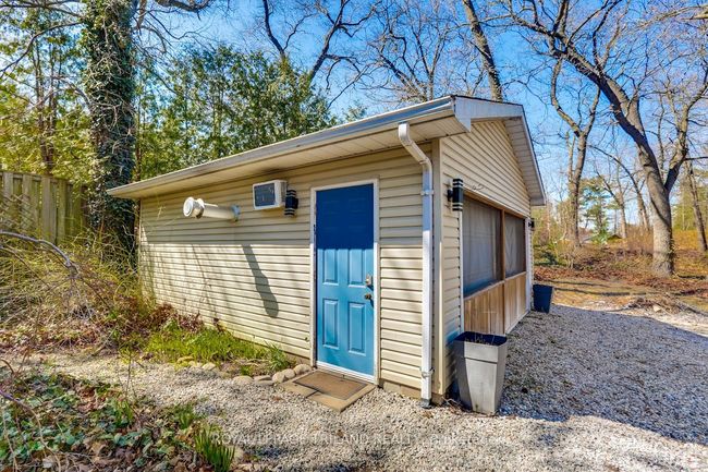 7933 Katharine Cres, House other with 2 bedrooms, 1 bathrooms and 5 parking in Port Franks ON | Image 21
