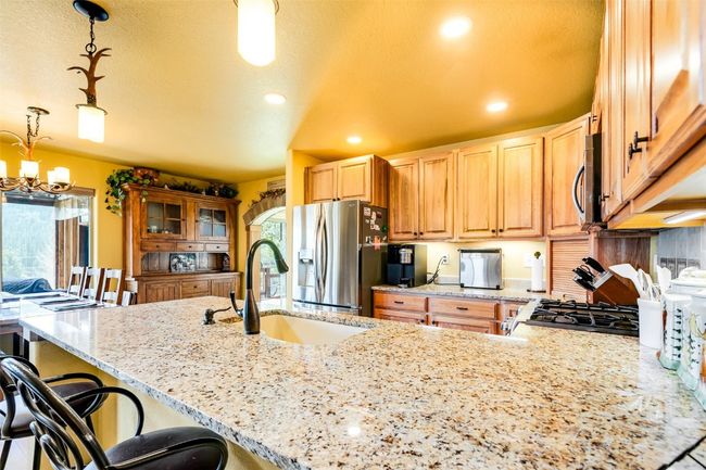 Beautiful granite counters and bar | Image 13
