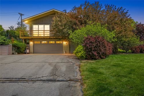 21 Fairview Knl Ne, Iowa City, IA, 52240-9147 | Card Image