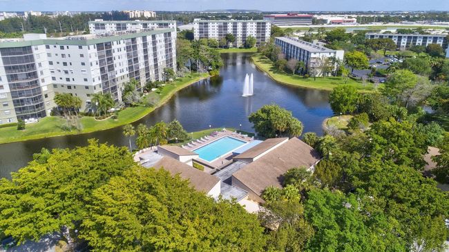 View of the Clubhouse, Fountains, Pool & Lake | Image 61