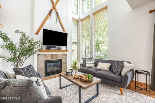 apt-c1-6042 Fox Pointe Cir, Park City, UT, 84098-7586 | Card Image