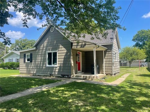 916 N Maple St, Saint Elmo, IL, 62458-1527 | Card Image