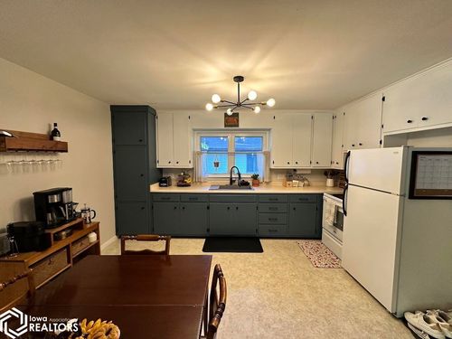 910 13th St Se, Mason City, IA, 50401-6113 | Card Image
