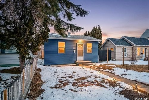 436 Iroquois St W, Moose Jaw, SK, S6H5B3 | Card Image