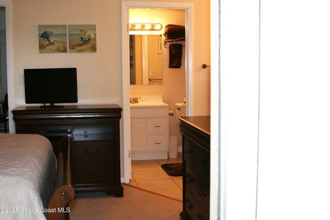 Bedroom/Bathroom | Image 10