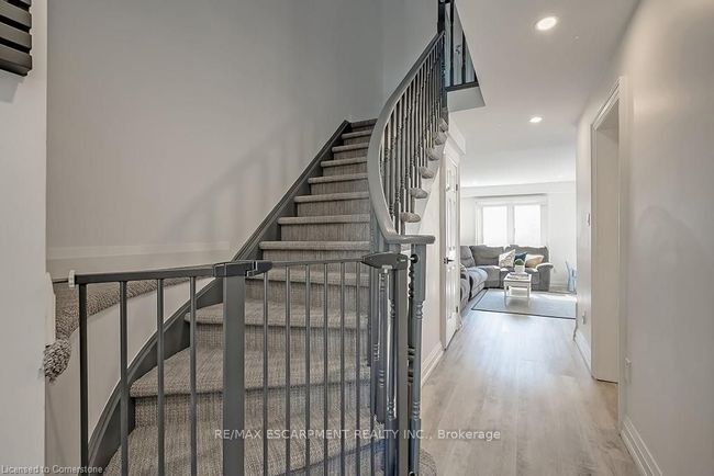 35 - 2022 Atkinson Dr, Condo with 3 bedrooms, 3 bathrooms and 1 parking in Burlington ON | Image 6