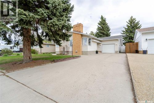 1325 King Cres, Moose Jaw, SK, S6H3G3 | Card Image