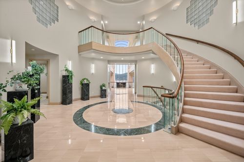 828 Beachview Dr, North Vancouver, BC, V7G1R1 | Card Image