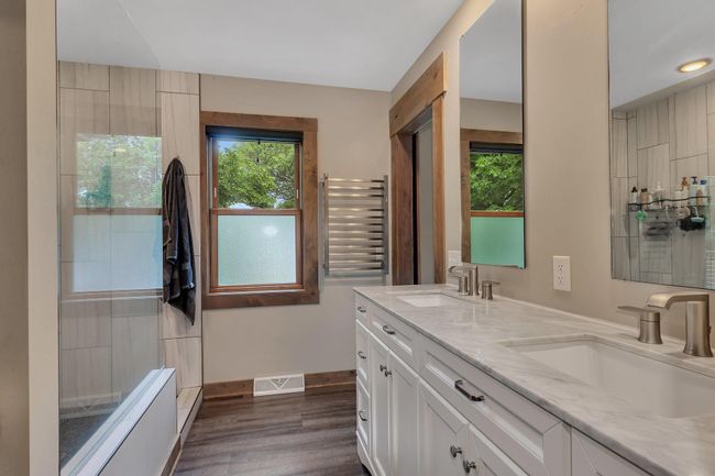 Double sink in bath. | Image 20