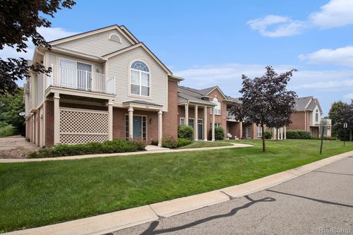 15209 Chesapeake Cir, Walled Lake, MI, 48390-5909 | Card Image