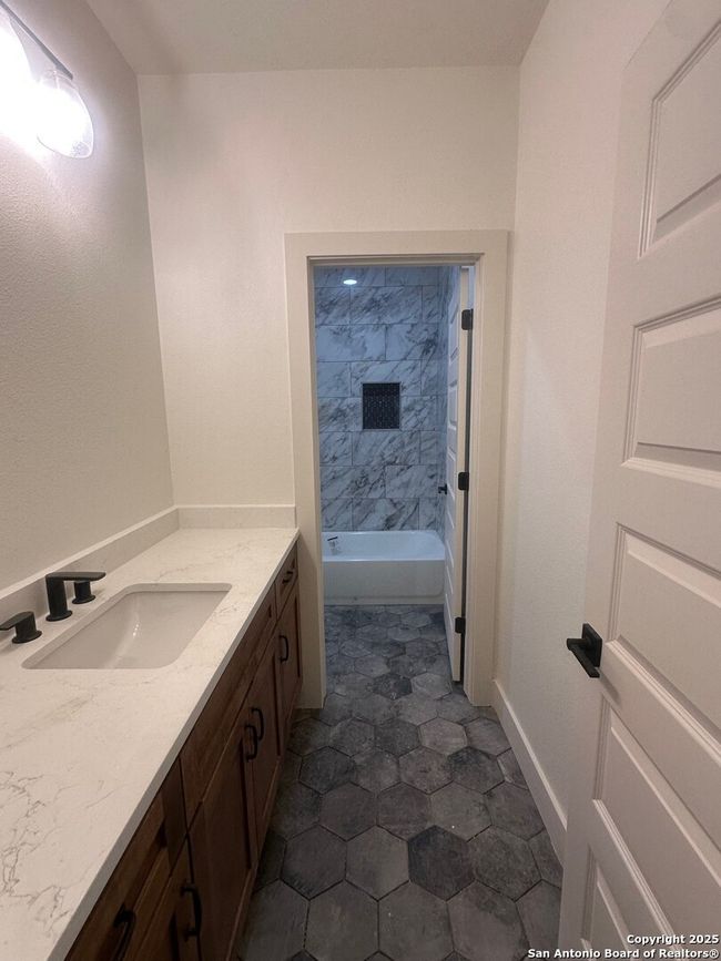 Guest Bathroom | Image 19