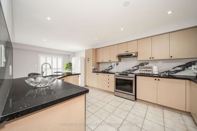 60 Capistro St, House other with 8 bedrooms, 5 bathrooms and 4 parking in Brampton ON | Image 17