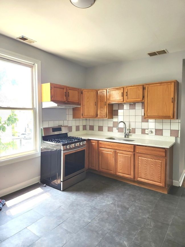 APT-2 - 5325 S Honore St, Home with 3 bedrooms, 2 bathrooms and null parking in Chicago IL | Image 8