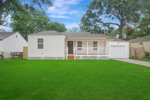 908 Thomas Ave, Pasadena, TX, 77506-5326 | Card Image
