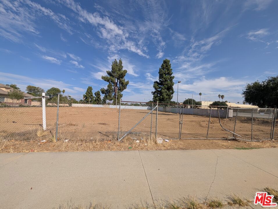 Land in Riverside 2