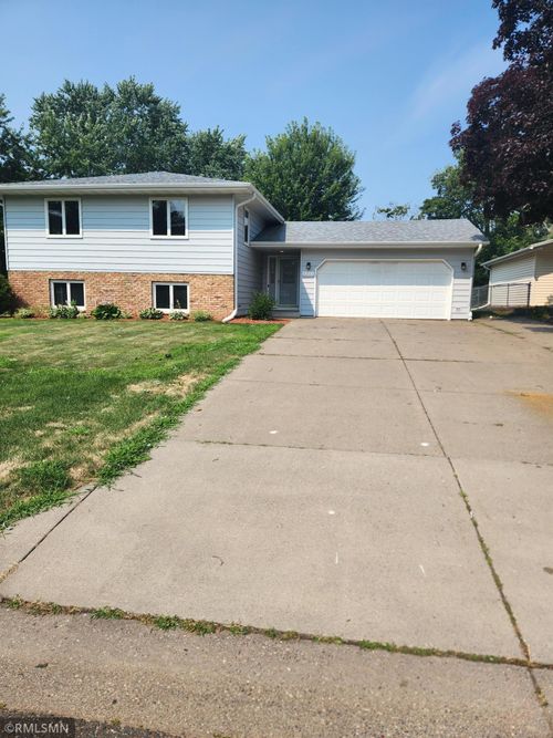 2911 Bartelmy Ln, Maplewood, MN, 55109-1574 | Card Image