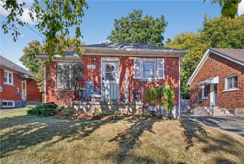 202 Bedford Rd, Kitchener, ON, N2G3A6 | Card Image