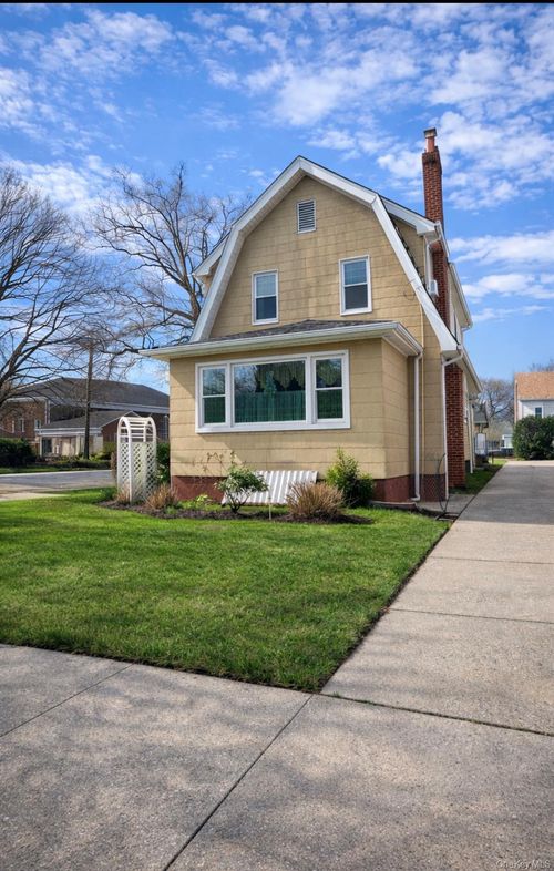 9274 218th St, Queens Village, NY, 11428-1259 | Card Image