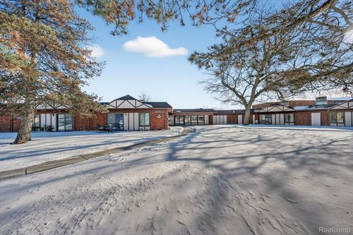 29900 Grand Oaks Dr, Warren, MI, 48092-4674 | Card Image