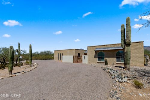 8945 E Chof Ovi Dr, Tucson, AZ, 85749-9422 | Card Image