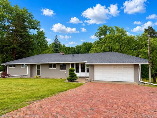 8089 Holly Rd, Grand Blanc, MI, 48439-1847 | Card Image