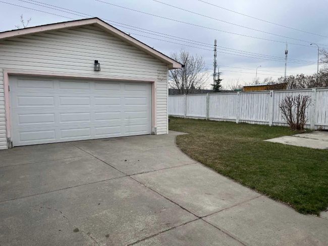 264 Bracewood Road Sw, Home with 4 bedrooms, 2 bathrooms and 6 parking in Calgary AB | Image 3