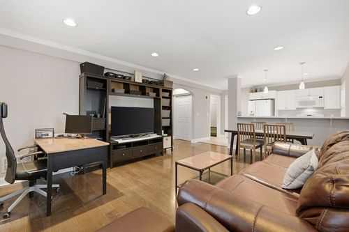 1-27 Commonwealth Ave, Chestnut Hill, MA, 02467-1039 | Card Image
