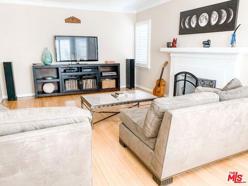 1975 S Crescent Heights Blvd, Los Angeles, CA, 90034-1614 | Card Image