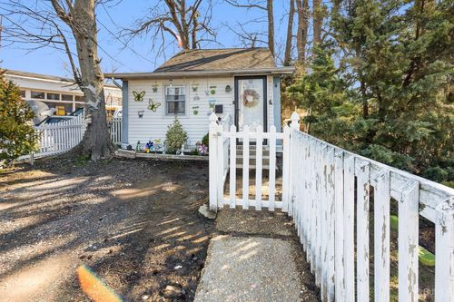 4 Laurence Pkwy, Laurence Harbor, NJ, 08879-2790 | Card Image