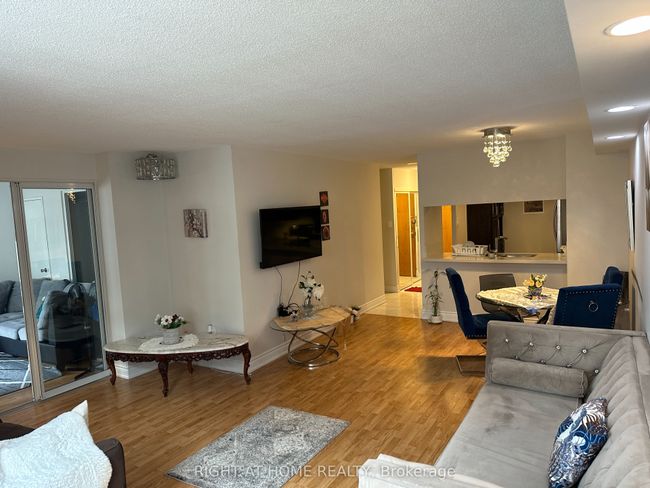1406 - 300 Webb Dr, Condo with 3 bedrooms, 2 bathrooms and 1 parking in Mississauga ON | Image 5