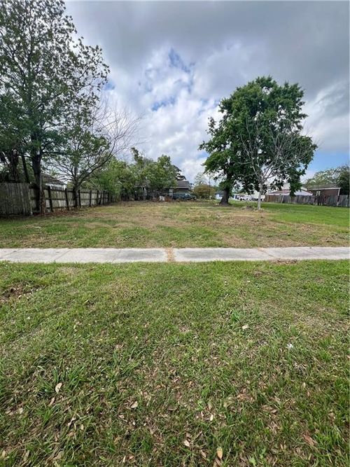 58 E Claiborne Sq, Chalmette, LA, 70043-4503 | Card Image