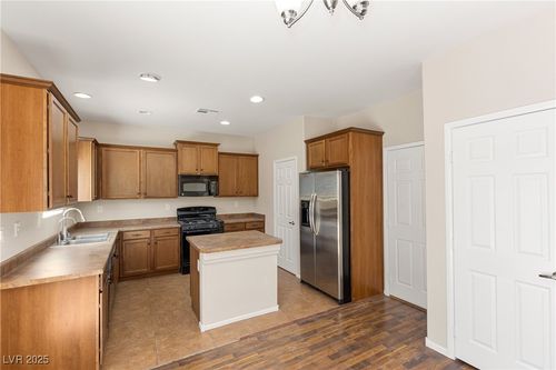 5492 Mercury Springs Dr, Las Vegas, NV, 89122-8648 | Card Image