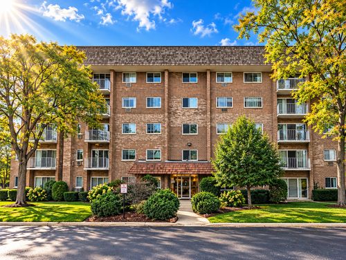 2c-10373 Dearlove Road, Glenview, IL, 60025 | Card Image