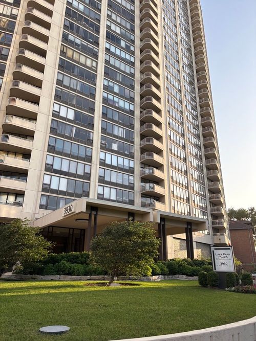 2902-3930 Pine Grove Ave, Chicago, IL, 60613-3365 | Card Image