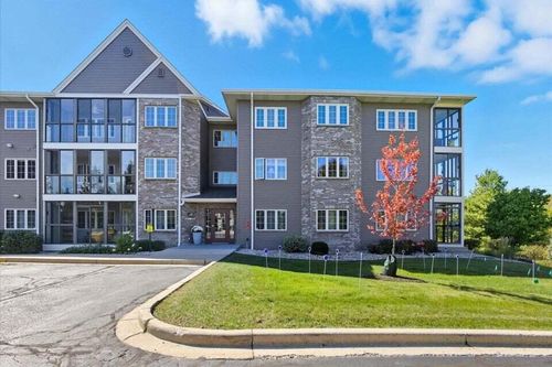 201 Oconomowoc Pkwy, Oconomowoc, WI, 53066-5840 | Card Image