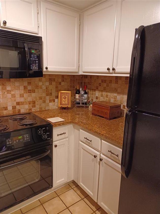 Right side of kitchen. | Image 12