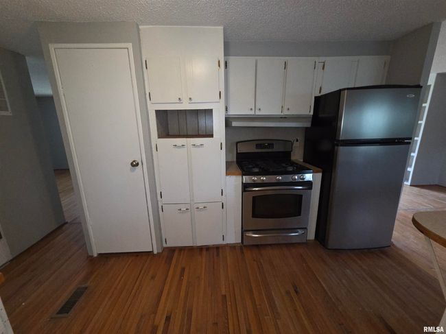201 E 3 Rd St, Home with 3 bedrooms, 2 bathrooms and 2 parking in Christopher IL | Image 8