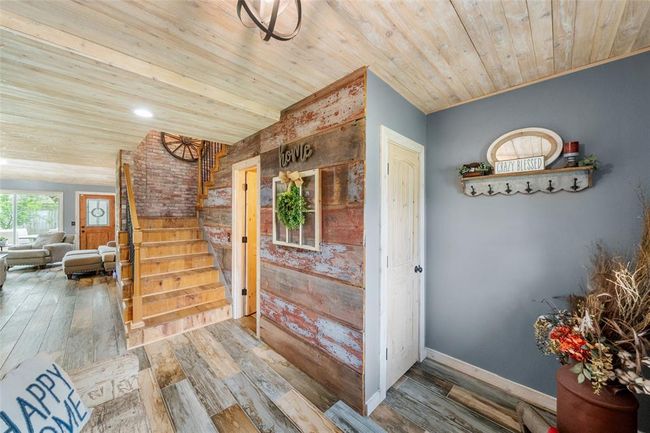 Warm inviting entrance | Image 40