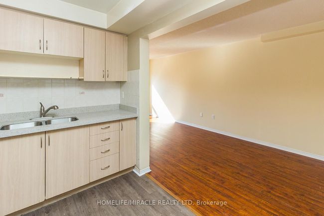 6 Sinclair Crt, Condo with 3 bedrooms, 3 bathrooms and 1 parking in Brampton ON | Image 8