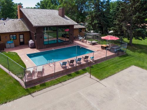 1524 Woodsman Pl, Bismarck, ND, 58504-6285 | Card Image