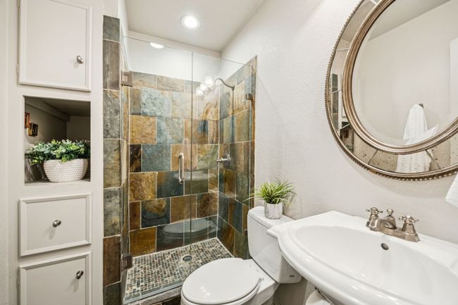 Guest bathroom. | Image 16
