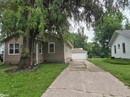 1028 E 10th St N, Newton, IA, 50208-2210 | Card Image