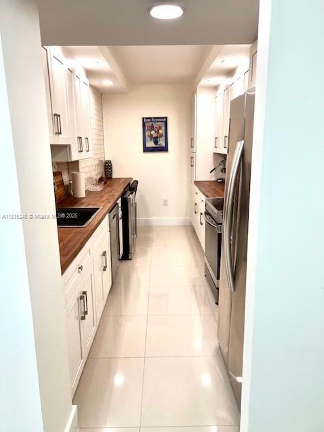 APT-1014 - 4001 Hillcrest Dr, Condo with 1 bedrooms, 2 bathrooms and null parking in Hollywood FL | Image 6